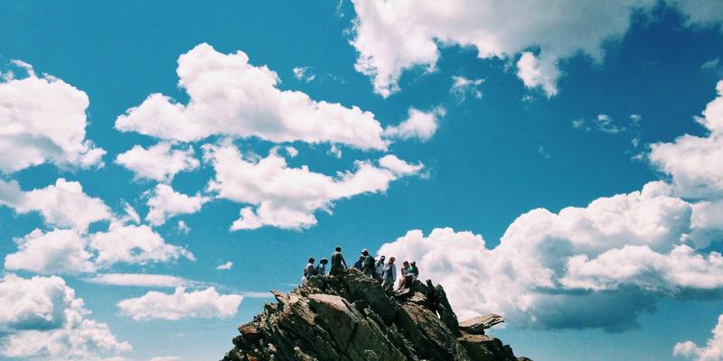 工业风科技下的代码防线:人工智能与机器学习如何重塑网络安全编程